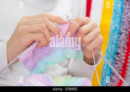 Donna maglia sciarpa multicolore mani "aghi da maglia' hobby artigianato colori bianco Foto Stock