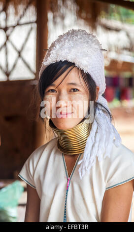 Sorridente piuttosto giovani birmani collo lungo la donna che indossa un cappello bianco in Karen Padong village vicino a Chiang Rai, Thailandia Foto Stock