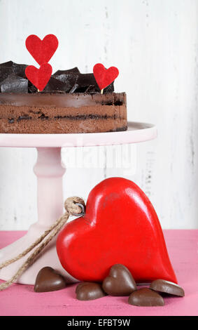 Valentino di mousse al cioccolato gateau di strato torta di cioccolato frammenti di decorazione e di cuori rossi Foto Stock