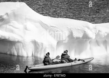 Due uomini a bordo di una canoa Foto Stock