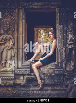 Ragazza in posa di Angkor Wat Foto Stock