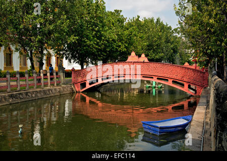 Thailandia - Ponte sul Prem Prachakon Canal a Bangkok il Wat Benchamabophit Dusitvanaram Ratchaworawiharn, il tempio in marmo Foto Stock