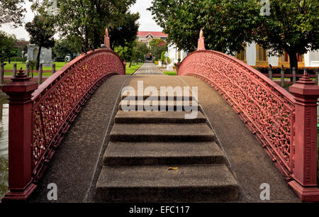 Thailandia - Ponte su Prem Prachakon Canal a Bangkok il Wat Benchamabophit Dusitvanaram Ratchaworawiharn, il tempio in marmo. Foto Stock