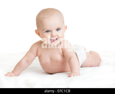 Carino sorridente bambino giacente su asciugamano bianco nel pannolino Foto Stock