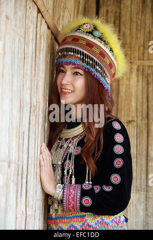 Tradizionalmente condita Mhong hill tribe donna nel cottage di legno Foto Stock