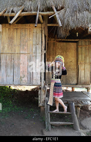 Tradizionalmente condita Mhong hill tribe donna nel cottage di legno Foto Stock