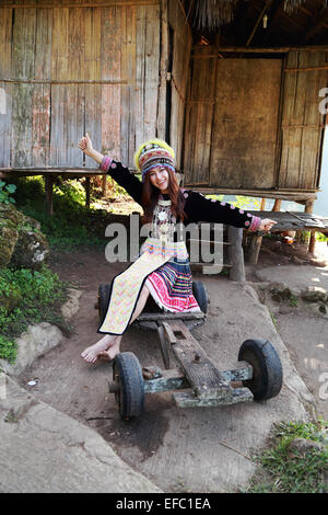 Tradizionalmente condita Mhong hill tribe donna al cottage di legno Foto Stock