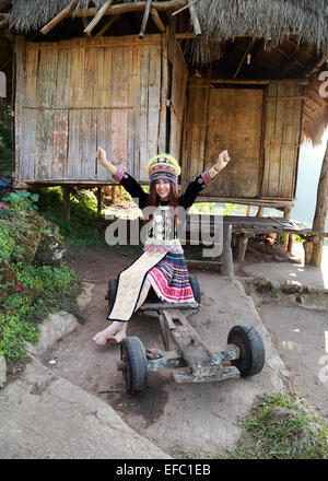 Tradizionalmente condita Mhong hill tribe donna al cottage di legno Foto Stock