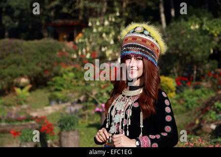 Tradizionalmente condita Mhong hill tribe donna nel giardino di montagna Foto Stock