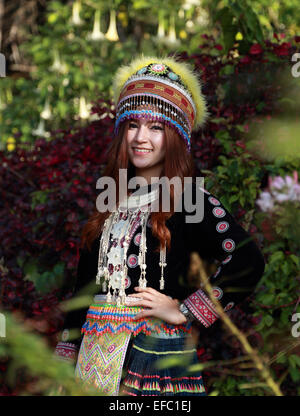 Tradizionalmente condita Mhong hill tribe donna nel giardino di montagna Foto Stock