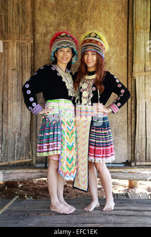 Tradizionalmente condita Mhong hill tribe donna nel cottage di legno Foto Stock