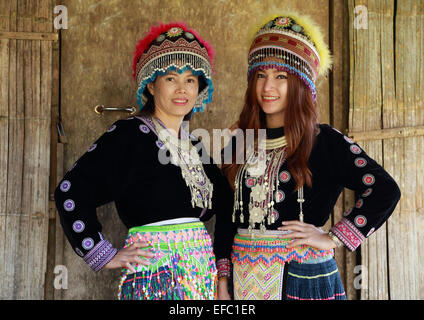 Tradizionalmente condita Mhong hill tribe donna nel cottage di legno Foto Stock