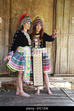 Tradizionalmente condita Mhong hill tribe donna nel cottage di legno Foto Stock