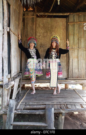 Tradizionalmente condita Mhong hill tribe donna nel cottage di legno Foto Stock