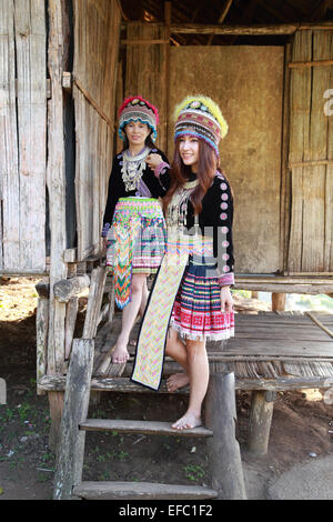 Tradizionalmente condita Mhong hill tribe donna nel cottage di legno Foto Stock