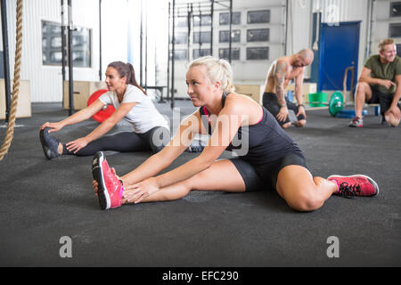 Due donne stretching sul pavimento Foto Stock