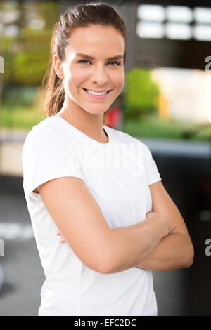Montare e fiducioso donna alla palestra fitness Foto Stock