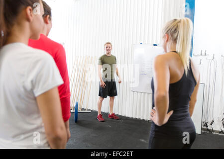 Personal trainer incarica fitness team Foto Stock
