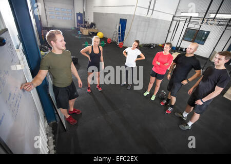 Personal trainer insegna il suo allenamento fitness team Foto Stock