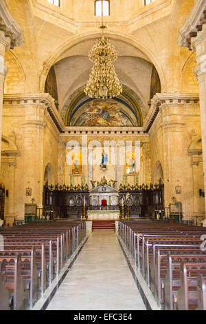 Cuba Avana Vecchia La Habana Vieja Catedral de San Cristobal chiesa barocca di San San Cristoforo Cattedrale interno banchi altare navata abside principale Foto Stock