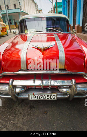 Cuba Avana Vecchia La Habana Vieja noi americano auto classic vintage americano auto rosso bianco Pontiac berlina 1950 50's taxi Foto Stock