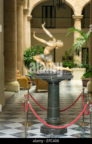 Cuba Avana Vecchia La Habana Vieja Calle Obrapia Hotel Florida 1885 la reception in stile Art Deco scultura statua dancing girl sul piedistallo Foto Stock