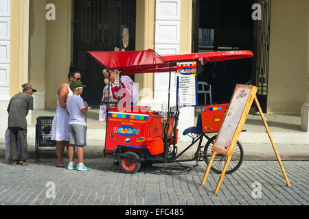 Cuba Avana Vecchia La Habana Plaza Vieja fast food snack in stallo Helados gelato lollies per lecca-lecca di cocco Coco ices Foto Stock