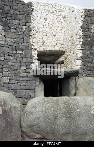Ingresso alla tomba megalitica, Newgrange Foto Stock