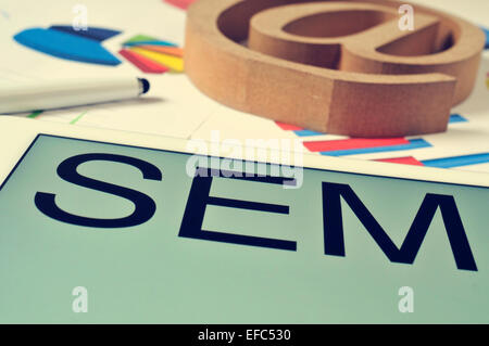 Il testo SEM di marketing per motori di ricerca, nella schermata di un tablet Foto Stock