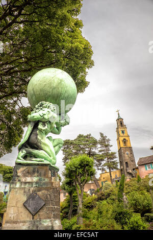 Statua nel villaggio gallese di Portmeirion Foto Stock