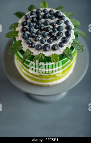 Bella spugna buon compleanno torta con mascarpone e uva sulla torta stand Foto Stock