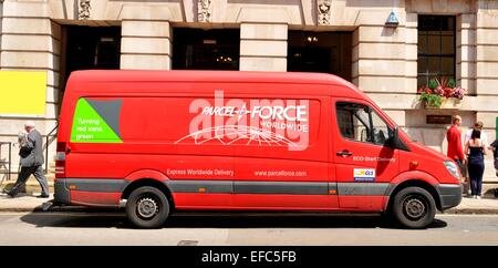 LONDON, Regno Unito - 9 Luglio 2014: un rosso Parcelforce van parcheggiato di fronte a un vecchio edificio nel centro di Londra. Foto Stock