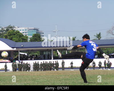 Taguig City, Filippine. 31 gennaio, 2015. Circa 700 bambini, adolescenti e adulti da 54 diverse squadre di calcio e di advocacy group (la composizione delle squadre di calcio dagli orfanotrofi e scuole) unisce il 4° annuale Comandante della coppa di calcio svoltasi a Marino caserme in Taguig City. L'evento di calcio è il preludio al grande evento ribattezzato come "Calcio per la pace" in aprile in cui i bambini provenienti da zone di conflitto a Mindanao quali Basilan, Sulu e Tawi-Tawi - sono unite insieme per promuovere la pace e non la guerra. Credito: Sherbien Dacalanio/Alamy Live News Foto Stock