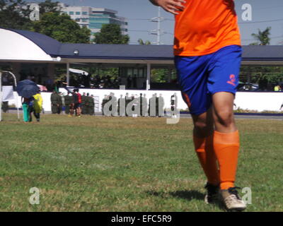 Taguig City, Filippine. 31 gennaio, 2015. Circa 700 bambini, adolescenti e adulti da 54 diverse squadre di calcio e di advocacy group (la composizione delle squadre di calcio dagli orfanotrofi e scuole) unisce il 4° annuale Comandante della coppa di calcio svoltasi a Marino caserme in Taguig City. L'evento di calcio è il preludio al grande evento ribattezzato come "Calcio per la pace" in aprile in cui i bambini provenienti da zone di conflitto a Mindanao quali Basilan, Sulu e Tawi-Tawi - sono unite insieme per promuovere la pace e non la guerra. "Calcio per la pace" è un programma di advocacy del Philippine Marines per rimuovere lo stigma della guerra tra ki Foto Stock