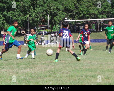 Taguig City, Filippine. 31 gennaio, 2015. Circa 700 bambini, adolescenti e adulti da 54 diverse squadre di calcio e di advocacy group (la composizione delle squadre di calcio dagli orfanotrofi e scuole) unisce il 4° annuale Comandante della coppa di calcio svoltasi a Marino caserme in Taguig City. L'evento di calcio è il preludio al grande evento ribattezzato come "Calcio per la pace" in aprile in cui i bambini provenienti da zone di conflitto a Mindanao quali Basilan, Sulu e Tawi-Tawi - sono unite insieme per promuovere la pace e non la guerra. Credito: Sherbien Dacalanio/Alamy Live News Foto Stock