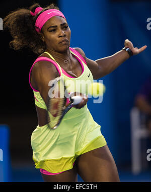 Melbourne, Australia. 31 gennaio, 2015. Serena Williams degli Stati Uniti restituisce la sfera durante il suo singolare femminile partita finale contro Maria Sharapova della Russia presso l'Australian Open di tennis Campionato a Melbourne, Australia, Gennaio 31, 2015. Credito: Bai Xue/Xinhua/Alamy Live News Foto Stock