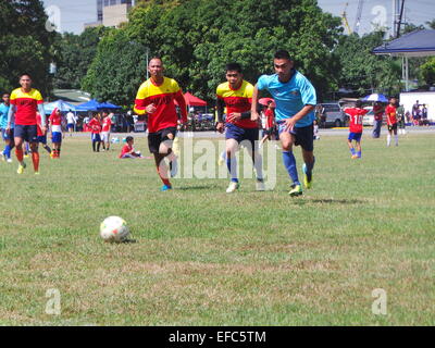 Taguig City, Filippine. 31 gennaio, 2015. Circa 700 bambini, adolescenti e adulti da 54 diverse squadre di calcio e di advocacy group (la composizione delle squadre di calcio dagli orfanotrofi e scuole) unisce il 4° annuale Comandante della coppa di calcio svoltasi a Marino caserme in Taguig City. L'evento di calcio è il preludio al grande evento ribattezzato come "Calcio per la pace" in aprile in cui i bambini provenienti da zone di conflitto a Mindanao quali Basilan, Sulu e Tawi-Tawi - sono unite insieme per promuovere la pace e non la guerra. Credito: Sherbien Dacalanio/Alamy Live News Foto Stock