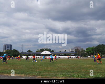 Taguig City, Filippine. 31 gennaio, 2015. Circa 700 bambini, adolescenti e adulti da 54 diverse squadre di calcio e di advocacy group (la composizione delle squadre di calcio dagli orfanotrofi e scuole) unisce il 4° annuale Comandante della coppa di calcio svoltasi a Marino caserme in Taguig City. L'evento di calcio è il preludio al grande evento ribattezzato come "Calcio per la pace" in aprile in cui i bambini provenienti da zone di conflitto a Mindanao quali Basilan, Sulu e Tawi-Tawi - sono unite insieme per promuovere la pace e non la guerra. "Calcio per la pace" è un programma di advocacy del Philippine Marines per rimuovere lo stigma della guerra tra ki Foto Stock