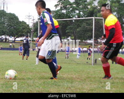 Taguig City, Filippine. 31 gennaio, 2015. Circa 700 bambini, adolescenti e adulti da 54 diverse squadre di calcio e di advocacy group (la composizione delle squadre di calcio dagli orfanotrofi e scuole) unisce il 4° annuale Comandante della coppa di calcio svoltasi a Marino caserme in Taguig City. L'evento di calcio è il preludio al grande evento ribattezzato come "Calcio per la pace" in aprile in cui i bambini provenienti da zone di conflitto a Mindanao quali Basilan, Sulu e Tawi-Tawi - sono unite insieme per promuovere la pace e non la guerra. "Calcio per la pace" è un programma di advocacy del Philippine Marines per rimuovere lo stigma della guerra tra ki Foto Stock