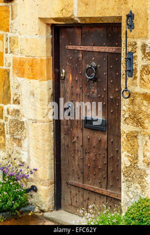 In legno massello porta in Cotswolds, Gloucestershire, UK. Foto Stock