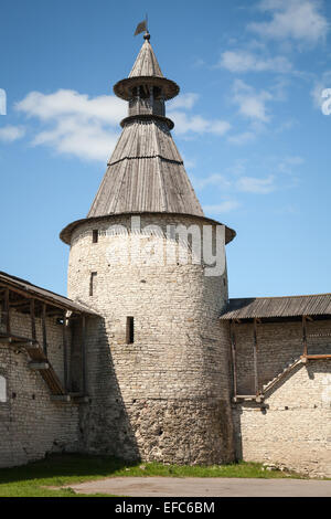 Classica russa antica architettura. Torre in pietra della vecchia fortezza. Il Cremlino di Pskov, Federazione russa Foto Stock