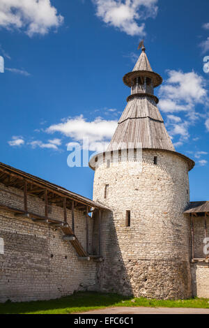 Classica russa antica architettura. Torre in pietra della vecchia fortezza. Il Cremlino di Pskov, Russia Foto Stock