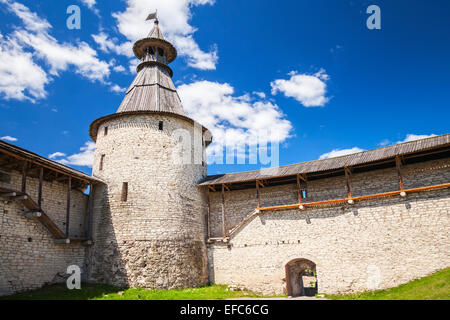 Torre in pietra e pareti della vecchia fortezza. Il Cremlino di Pskov, Russia. Classica russa antica architettura Foto Stock