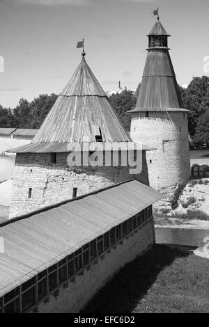 Torri di pietra della vecchia fortezza. Il Cremlino di Pskov, Russia. Classica russa antica architettura Foto Stock