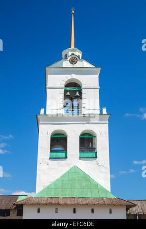 Classica russa antica architettura religiosa. Il campanile della Cattedrale della Trinità si trova fin dal 1589 a Pskov Krom o Kremli Foto Stock