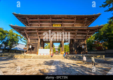 Tempio di Todai-ji il tempio grande ingresso in legno a Nara, Giappone. Foto Stock