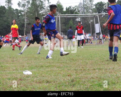 Taguig City, Filippine. 31 gennaio, 2015. Circa 700 bambini, adolescenti e adulti da 54 diverse squadre di calcio e di advocacy group (la composizione delle squadre di calcio dagli orfanotrofi e scuole) unisce il 4° annuale Comandante della coppa di calcio svoltasi a Marino caserme in Taguig City. L'evento di calcio è il preludio al grande evento ribattezzato come "Calcio per la pace" in aprile in cui i bambini provenienti da zone di conflitto a Mindanao quali Basilan, Sulu e Tawi-Tawi - sono unite insieme per promuovere la pace e non la guerra. "Calcio per la pace" è un programma di advocacy del Philippine Marines per rimuovere lo stigma della guerra tra ki Foto Stock