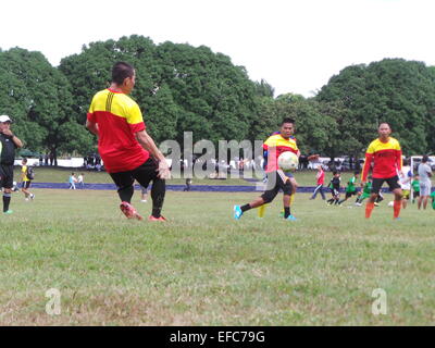 Taguig City, Filippine. 31 gennaio, 2015. Circa 700 bambini, adolescenti e adulti da 54 diverse squadre di calcio e di advocacy group (la composizione delle squadre di calcio dagli orfanotrofi e scuole) unisce il 4° annuale Comandante della coppa di calcio svoltasi a Marino caserme in Taguig City. L'evento di calcio è il preludio al grande evento ribattezzato come "Calcio per la pace" in aprile in cui i bambini provenienti da zone di conflitto a Mindanao quali Basilan, Sulu e Tawi-Tawi - sono unite insieme per promuovere la pace e non la guerra. "Calcio per la pace" è un programma di advocacy del Philippine Marines per rimuovere lo stigma della guerra tra ki Foto Stock