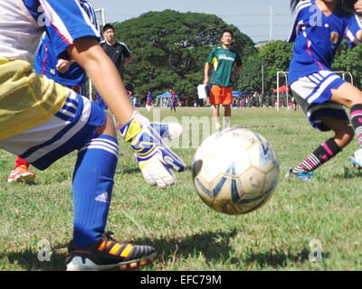 Taguig City, Filippine. 31 gennaio, 2015. Circa 700 bambini, adolescenti e adulti da 54 diverse squadre di calcio e di advocacy group (la composizione delle squadre di calcio dagli orfanotrofi e scuole) unisce il 4° annuale Comandante della coppa di calcio svoltasi a Marino caserme in Taguig City. L'evento di calcio è il preludio al grande evento ribattezzato come "Calcio per la pace" in aprile in cui i bambini provenienti da zone di conflitto a Mindanao quali Basilan, Sulu e Tawi-Tawi - sono unite insieme per promuovere la pace e non la guerra. "Calcio per la pace" è un programma di advocacy del Philippine Marines per rimuovere lo stigma della guerra tra ki Foto Stock