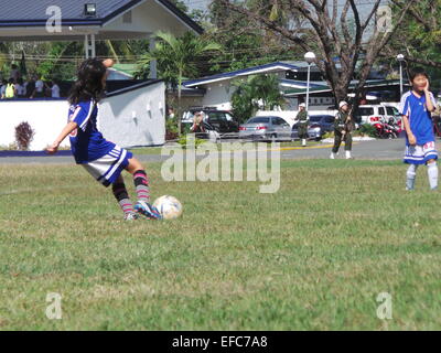 Taguig City, Filippine. 31 gennaio, 2015. Circa 700 bambini, adolescenti e adulti da 54 diverse squadre di calcio e di advocacy group (la composizione delle squadre di calcio dagli orfanotrofi e scuole) unisce il 4° annuale Comandante della coppa di calcio svoltasi a Marino caserme in Taguig City. L'evento di calcio è il preludio al grande evento ribattezzato come "Calcio per la pace" in aprile in cui i bambini provenienti da zone di conflitto a Mindanao quali Basilan, Sulu e Tawi-Tawi - sono unite insieme per promuovere la pace e non la guerra. "Calcio per la pace" è un programma di advocacy del Philippine Marines per rimuovere lo stigma della guerra tra ki Foto Stock